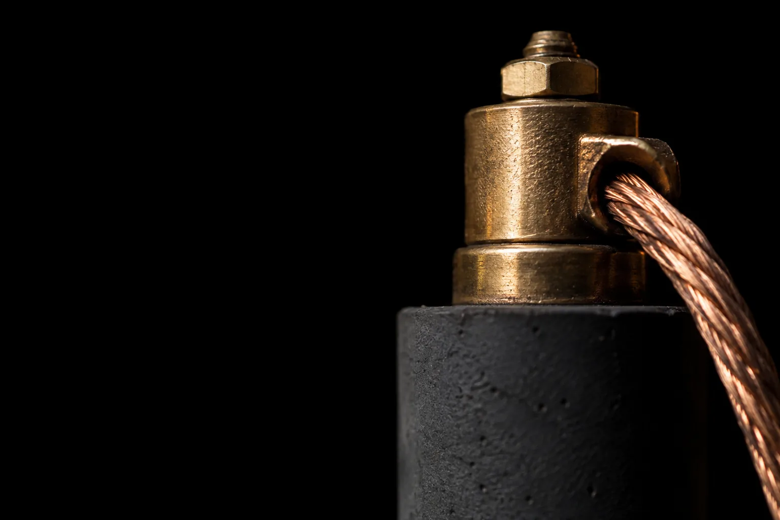 Detalle del conector de bronce con el conductor de cobre trenzado
